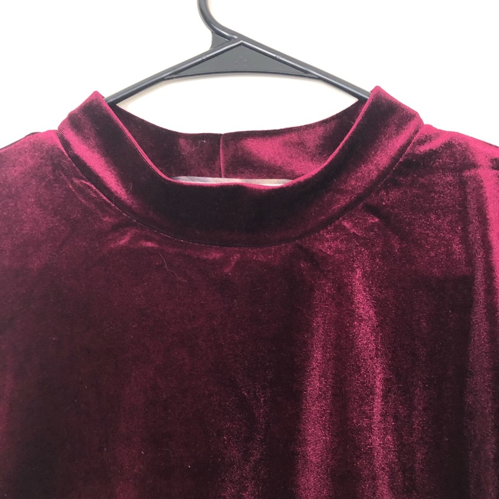 ✨Oona & Maud Top w/ Cut Out Shoulders✨ - Picture 3 of 5